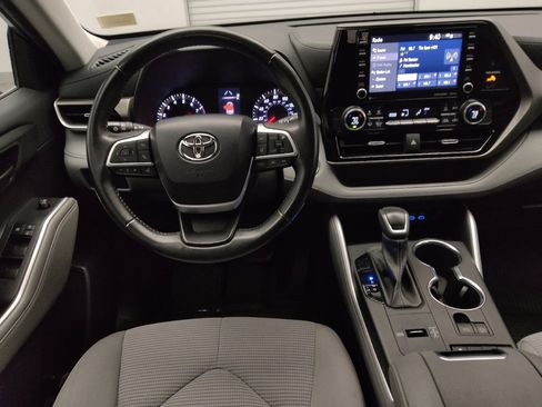 Used 2022 Toyota Highlander LE FWD image 22