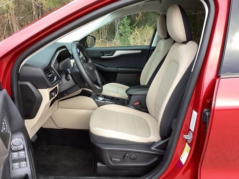 Used 2022 Ford Escape SE w/ SE Sport Appearance Package image 23