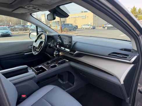 Used 2023 Toyota Sienna XLE FWD image 23
