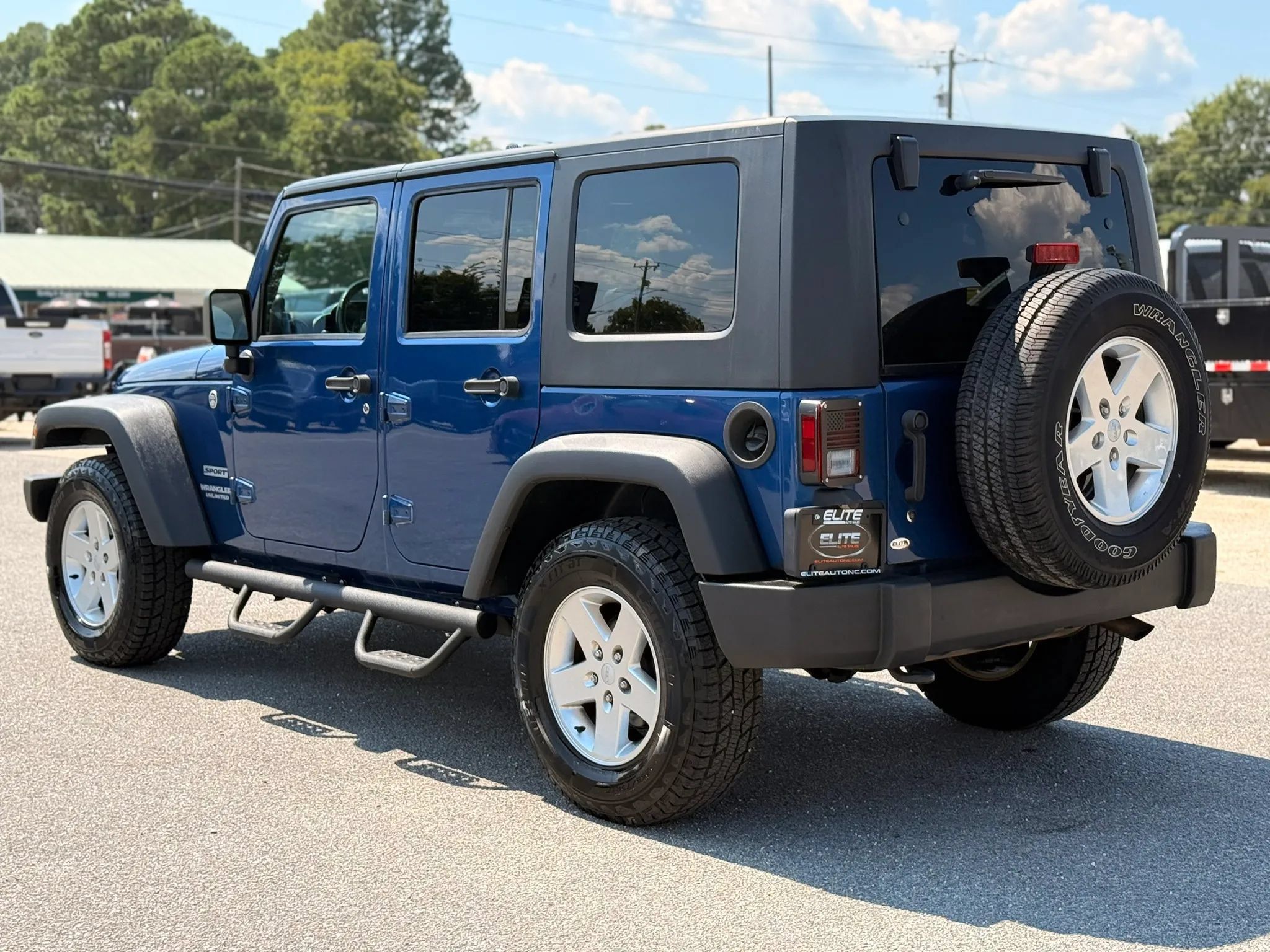 Used 2010 Jeep Wrangler Unlimited Sport AWD/4WD image 7