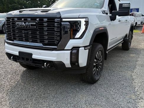 Used 2024 GMC Sierra 3500 Denali Ultimate AWD/4WD image 3