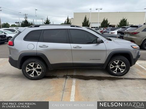 Used 2017 Jeep Cherokee Trailhawk image 7