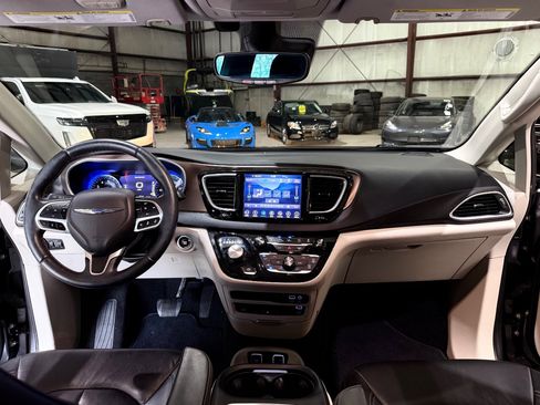 Used 2018 Chrysler Pacifica Touring-L Plus w/ Advanced Safetytec Group FWD image 27