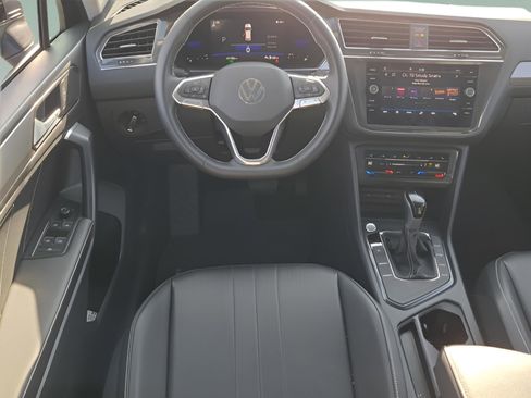 Used 2023 Volkswagen Tiguan SE image 13