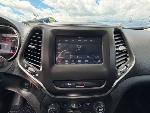 Used 2020 Jeep Cherokee Latitude Plus w/ Cold Weather Group AWD/4WD image 18