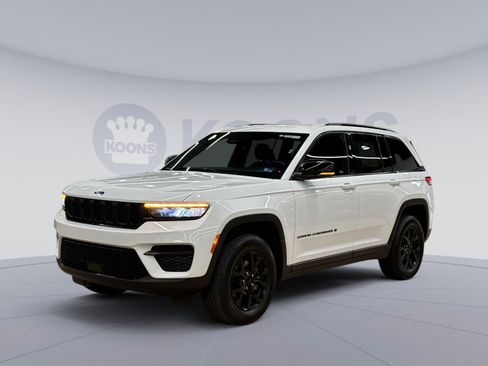 Used 2025 Jeep Grand Cherokee Altitude AWD/4WD image 5