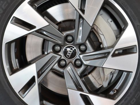 Used 2022 Audi e-tron Premium image 7