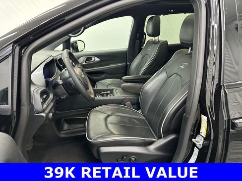 Used 2025 Chrysler Pacifica Limited image 9