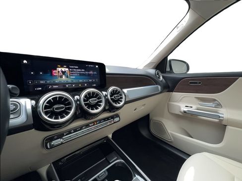 Used 2022 Mercedes-Benz GLB 250 4MATIC w/ Premium Package Lite image 41