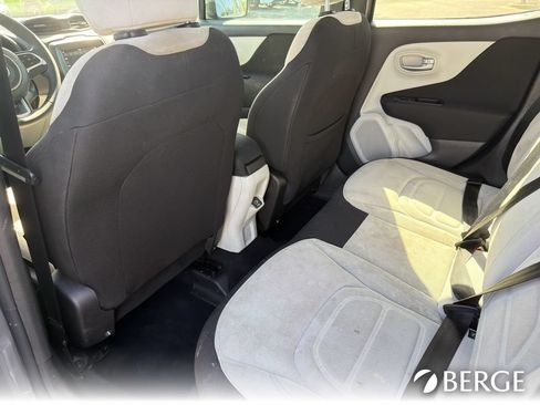 Used 2020 Jeep Renegade Latitude FWD image 22