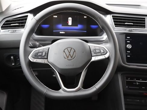 Used 2023 Volkswagen Tiguan SE image 18