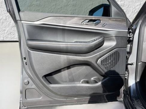 Used 2025 Jeep Grand Cherokee Limited RWD image 22