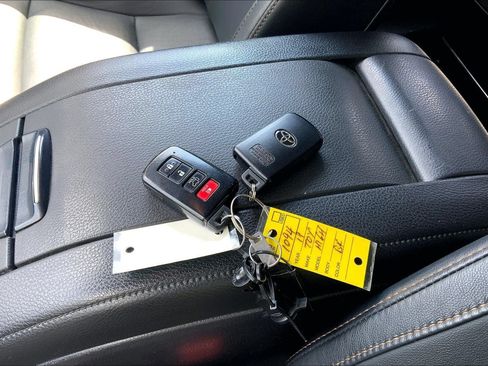 Used 2019 Toyota Highlander XLE AWD/4WD image 13