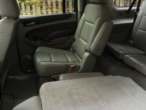 Used 2019 Chevrolet Suburban Premier AWD/4WD image 19