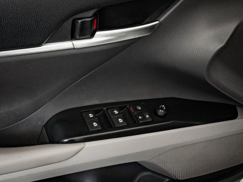 Used 2018 Toyota Camry SE image 25