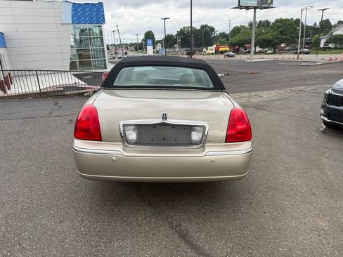 Used 2005 Lincoln Town Car Signature Limited RWD image 7