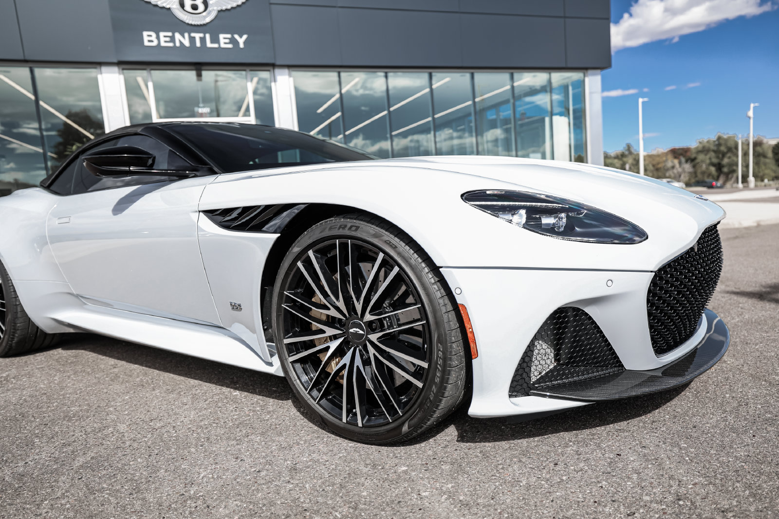 Used 2022 Aston Martin DBS Superleggera Volante RWD image 19