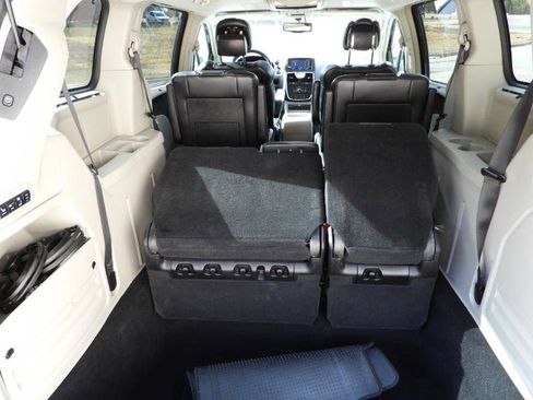 Used 2014 Chrysler Town & Country Touring-L image 23