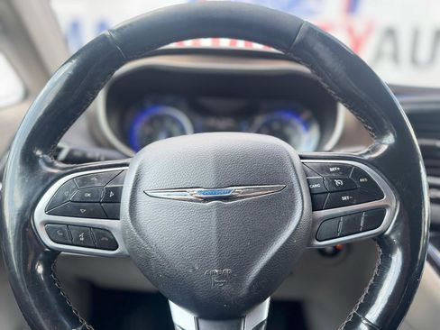 Used 2019 Chrysler Pacifica Touring-L FWD image 39