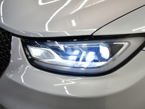 Used 2024 Chrysler Pacifica Touring-L image 33