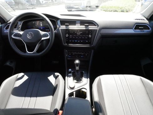 Certified 2024 Volkswagen Tiguan SE AWD/4WD image 10