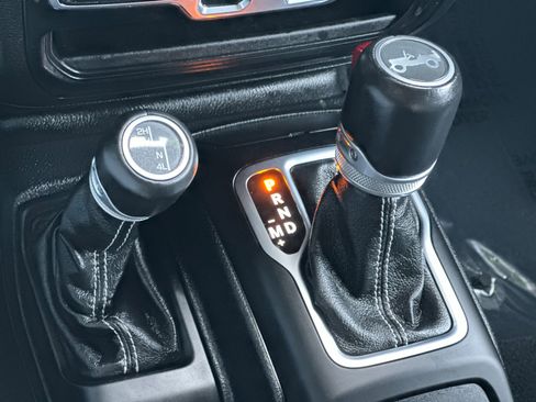 Used 2020 Jeep Wrangler Unlimited Sahara image 22