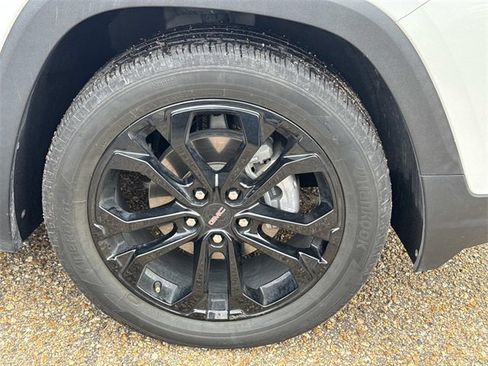 Used 2022 GMC Terrain SLE w/ Elevation Edition image 5