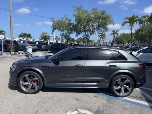 Used 2024 Audi Q8 e-tron Prestige image 2