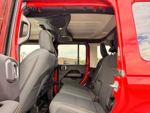 Used 2025 Jeep Wrangler Unlimited Sahara AWD/4WD image 18
