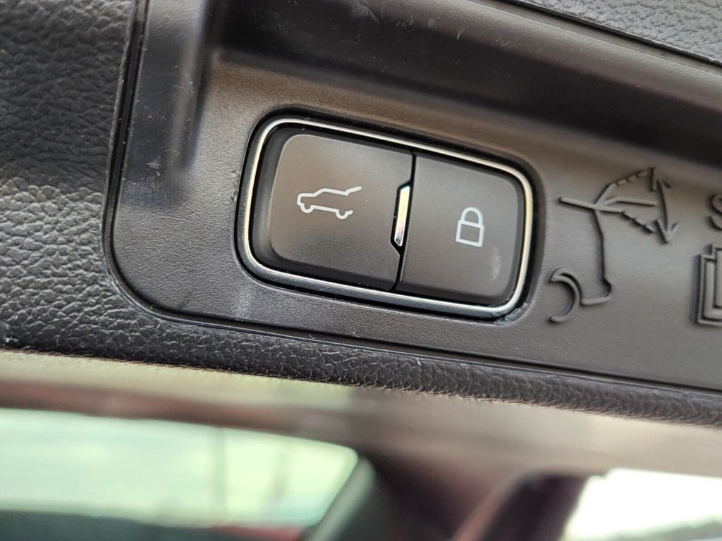 Used 2020 Ford Explorer Limited RWD image 12