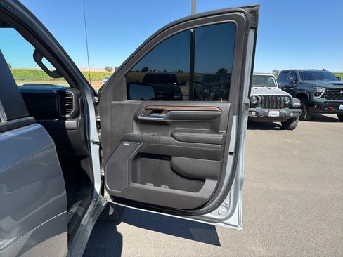 Used 2024 Chevrolet Silverado 1500 LT Trail Boss w/ Convenience Package II AWD/4WD image 14