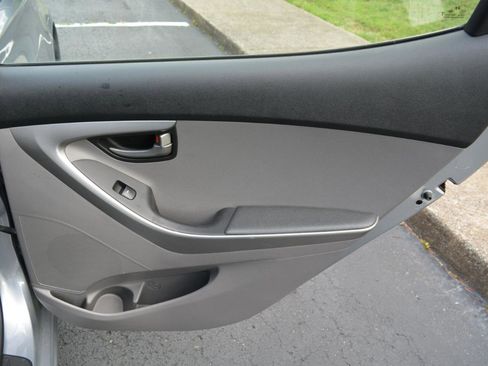 Used 2016 Hyundai Elantra SE FWD image 14