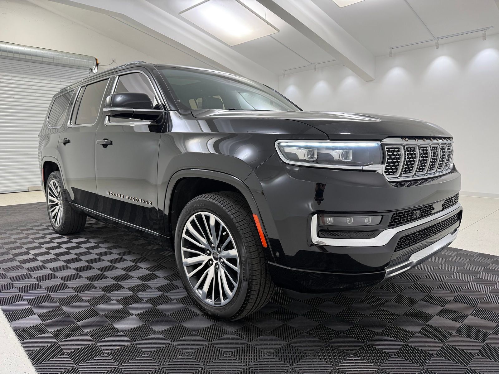 Used 2023 Jeep Grand Wagoneer Series III AWD/4WD image 1