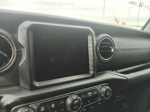 Used 2020 Jeep Wrangler Unlimited Sahara image 25