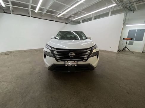 Used 2024 Nissan Rogue SV image 9