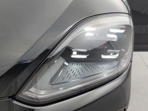 Certified 2026 Porsche Cayenne AWD/4WD image 34