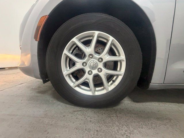 Used 2020 Chrysler Pacifica Touring-L FWD image 12