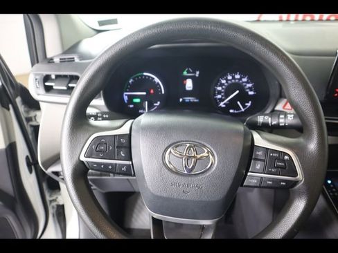 Used 2021 Toyota Sienna LE image 36