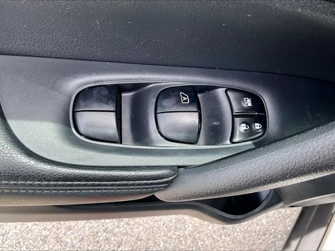 Used 2016 Nissan Rogue SL w/ SL Premium Package FWD image 32