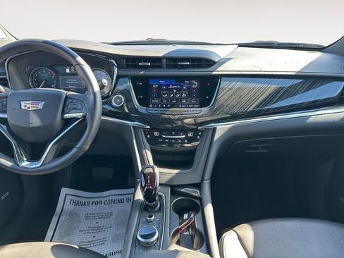 Used 2025 Cadillac XT6 Premium Luxury image 11