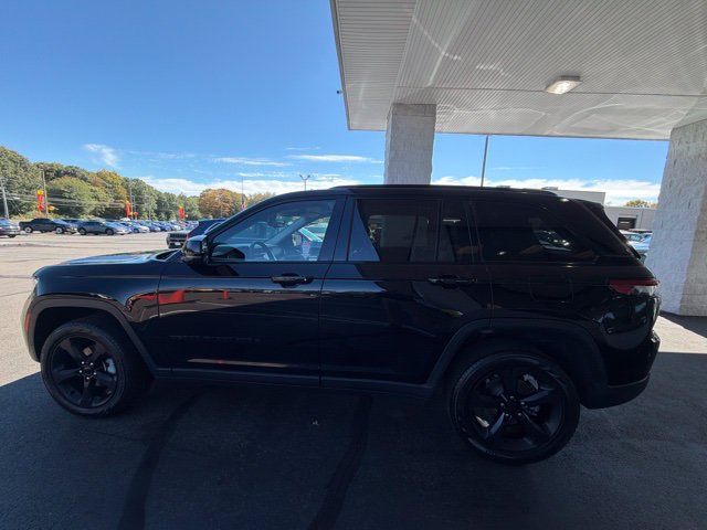 Used 2023 Jeep Grand Cherokee Limited w/ Black Appearance Package AWD/4WD image 8