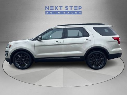 Used 2017 Ford Explorer XLT w/ Equipment Group 202A AWD/4WD image 4