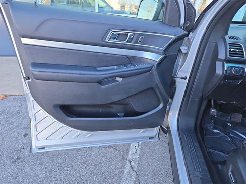 Used 2017 Ford Explorer XLT w/ Equipment Group 202A image 11