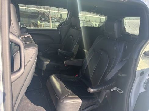 Used 2020 Chrysler Pacifica Touring-L Plus image 11