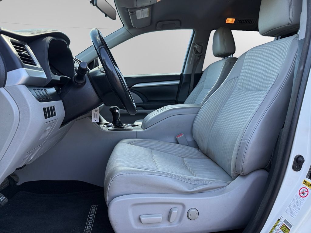 Used 2015 Toyota Highlander Plus FWD image 9