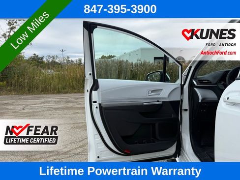 Used 2025 Toyota Sienna LE image 31