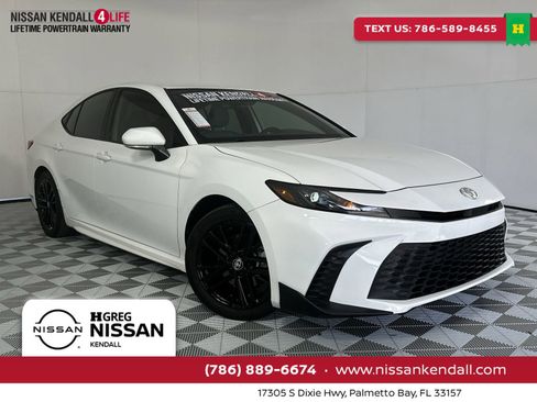 Used 2025 Toyota Camry SE w/ Convenience Package FWD image 1