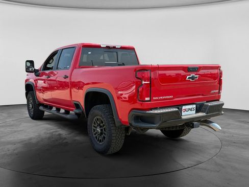 Used 2025 Chevrolet Silverado 2500 ZR2 w/ Technology Package AWD/4WD image 8