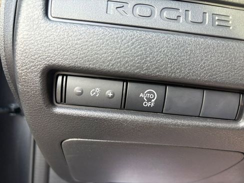 Used 2025 Nissan Rogue S image 28