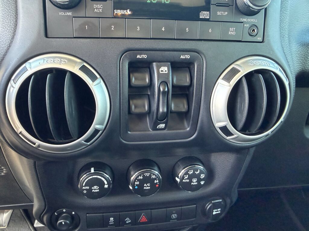 Used 2017 Jeep Wrangler Unlimited Sahara w/ Connectivity Group AWD/4WD image 24